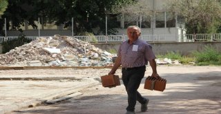 (Özel Haber) Bu Okulda İngilizce Öğretmeni Boya, Tarih Öğretmeni Sıva Yapıyor