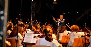 Beylikdüzü Gençlik Senfoni Orkestrası İlk Konserini Verdi