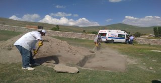 Ardahanda Bulunan Rus Subayın Cesedi Toprağa Verildi