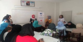 Gönüllü Gençler Esogü Ve Unfpa Kadın Sağlığı Danışma Merkezinde