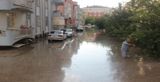 Suda Mahsur Kalan Minibüse İlginç Kurtarma