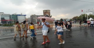 Beyoğlunda Vatandaşlar Yağmura Hazırlıksız Yakalandı