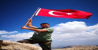 Şehitler İçin 3024 Rakıma Türk Bayrağı Dikti