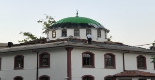 Akçakoca Çuhallı Camisinin Çatısı Onarılıyor