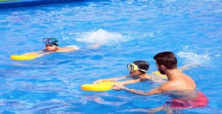 Küçükçekmecede Portatif Havuzlarda Yaklaşık 50 Bin Çocuk Yüzme Öğrendi