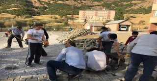 Okul Müdürü Kilit Taşı Döşedi, Personeller Destek Verdi