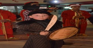 (Özel) Diriliş Ertuğrul Hayranı Baba Oğul Sahneye Alp Kıyafetiyle Çıktı