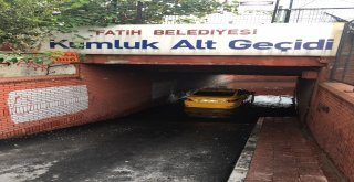 İstanbulda Yağış Sonrası Taksi Alt Geçitte Mahsur Kaldı