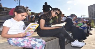 Kentin İleri Gelenleri Sokakta Kitap Okudu