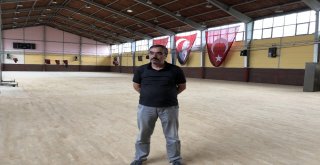 40 Yıllık Spor Salonu Güçlükle Ayakta Duruyor