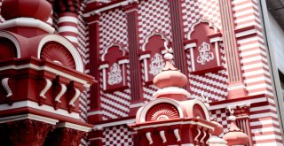 Hint Okyanusunun Ortasında Kırmızı Mescit