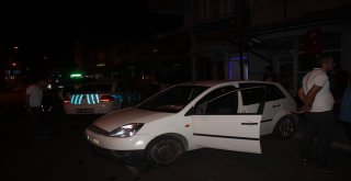 Kahvehane Önünde Oturan Vatandaşlar Ezilmekten Park Halindeki Araç Sayesinde Kurtuldu