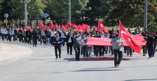 Üniversite Öğrencilerinden Bayrak Yürüyüşü