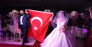 Gelin Ve Damat Yeniçerilerle Salona Girdi