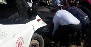 Yolcu Minibüsü İle Otomobil Çarpıştı: 12 Yaralı