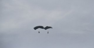 Beyşehir Gölünde Paraşütle Nefes Kesen Eğitim Tatbikatı