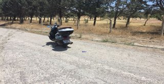Çukura Giren Motosiklet Devrildi: 2 Yaralı