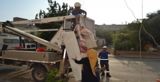 Evin Balkonundan Uçan Halı Elektrik Tellerinin Üzerine Düştü