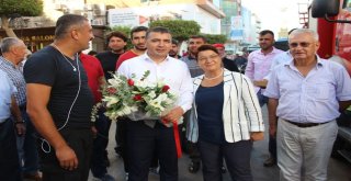 Yangına Gelen İtfaiyecilere Çiçekli Ve Baklavalı Karşılama