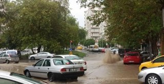 Fırtınanın Teğet Geçtiği İzmirde Sağanak Yağış