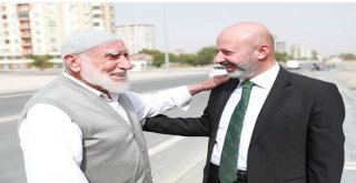 Vatandaş Başkan Çolakbayrakdarı Sevgiyle Karşılıyor