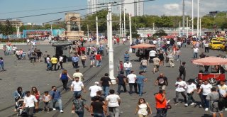 Vatandaşlar Bayramda Taksime Akın Etti