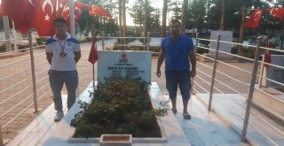 Batuhan Gümüş Madalyasıyla Şehit Ömer Halisdemirin Kabrini Ziyaret Etti