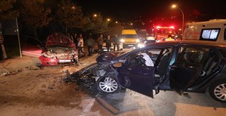 Kocaelide İki Otomobil Kafa Kafaya Çarpıştı: 4 Yaralı