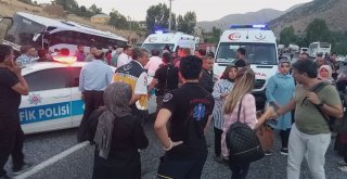 Ak Parti Üyelerini Taşıyan Otobüsle Otomobil Çarpıştı: 4 Ölü, 13 Yaralı