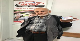 Azmiyle 67 Yaşında Ehliyet Sahibi Oldu