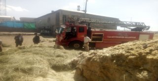 Özalp İlçesinde Ot Ve Saman Yangını