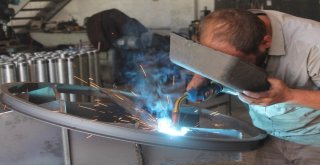 Atölyede Ürettiği Makineleri Yurt Dışına Satıyor