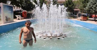 Nevşehirde Serinlemek İsteyen Çocuklar Süs Havuzuna Girdi
