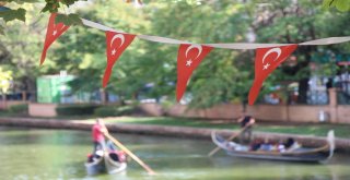 Eskişehir Sokaklarında Bayrak Seli