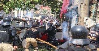 Pakistanda Polis Ve Protestocular Arasında Çatışma: 16 Yaralı