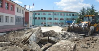Sivrihisar Belediyesi Hasan Karacalar İlköğretim Okulunun Bahçesini Yenileniyor