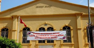 Hıristiyanlar Kurban Bayramını Kiliseye Pankart Asarak Kutladı