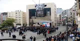 Fotoğraf Sanatçısı Ara Gülerin Sevenleri Galatasaray Meydanına Akın Etti