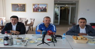 B.b. Erzurumspor Teknik Direktör Mehmet Özdilekle Sözleşme İmzaladı