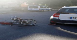 Ispartada Otomobil Tescilsiz Motosikletle Çarpıştı : 2 Yaralı
