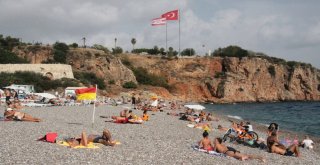 Antalyada Deniz, Kum Ve Güneş Sezonu Kapanmadı