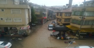 Sandıklıda Sağanak Yağış Pazar Yerini Sular Altında Bıraktı
