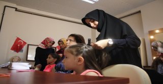 Savaştan Kaçan Suriyeli Kadınlar, Kuaför Olma Hayali Kuruyor