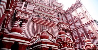 Hint Okyanusunun Ortasında Kırmızı Mescit