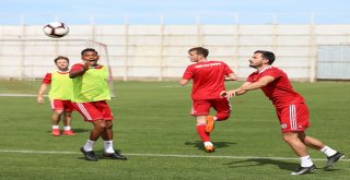 Kadın Futbolculardan Sivasspor Antrenmanına Ziyaret