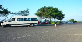 Kapalı Kasa Kamyonetle Minibüs Çarpıştı: 11 Yaralı