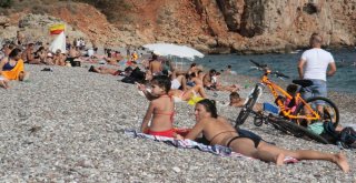 Antalyada Deniz, Kum Ve Güneş Sezonu Kapanmadı