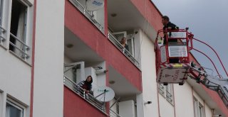 Bursada 4 Katlı Binada Çıkan Yangında Can Pazarı