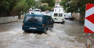 Bodrumda Beklenen Yağış Gerçekleşti, Sokaklar Göle Döndü