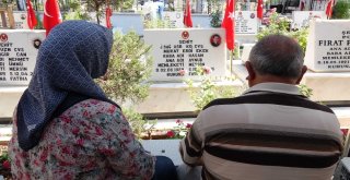 Şehitlikte Hüzünlü Bayramlaşma